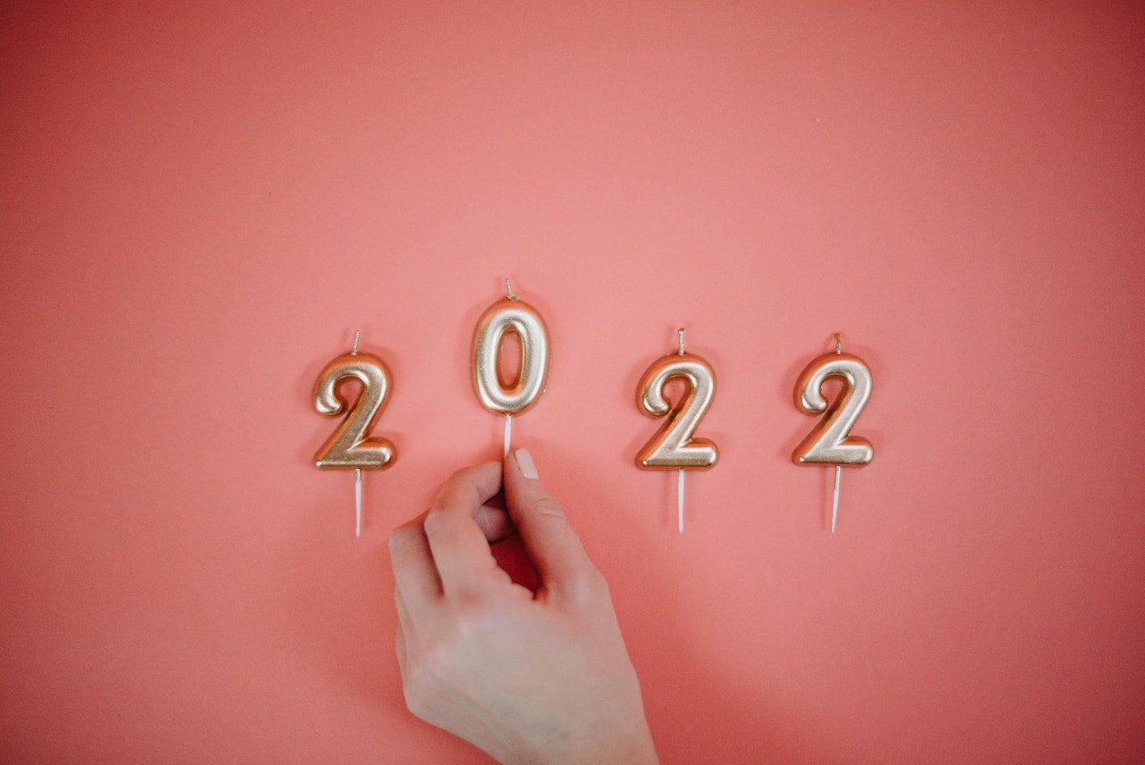 Candles showing 2022 on a pink background